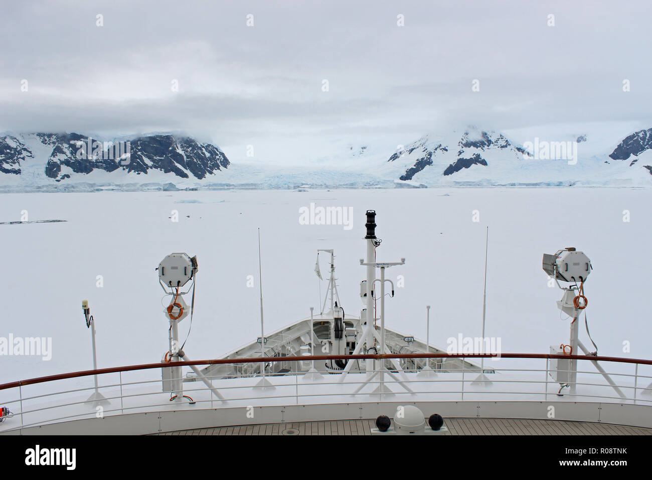 Ansicht aus einer Antarktis Expedition Cruise Ship mit seinem Bogen in einem iceflow in den Meeren rund um die Antarktische Halbinsel Stockfoto