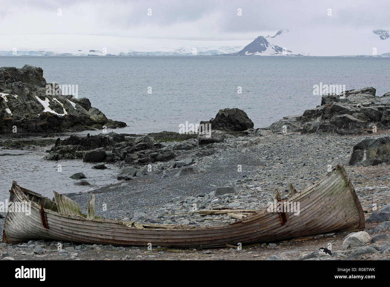 Wüst - Eine verlassene havarierten Boot auf einem abgelegenen Strand in den South Shetland Inseln, Antarktis Halbinsel auf eine ominöse und bewölkten Tag Sommer Stockfoto