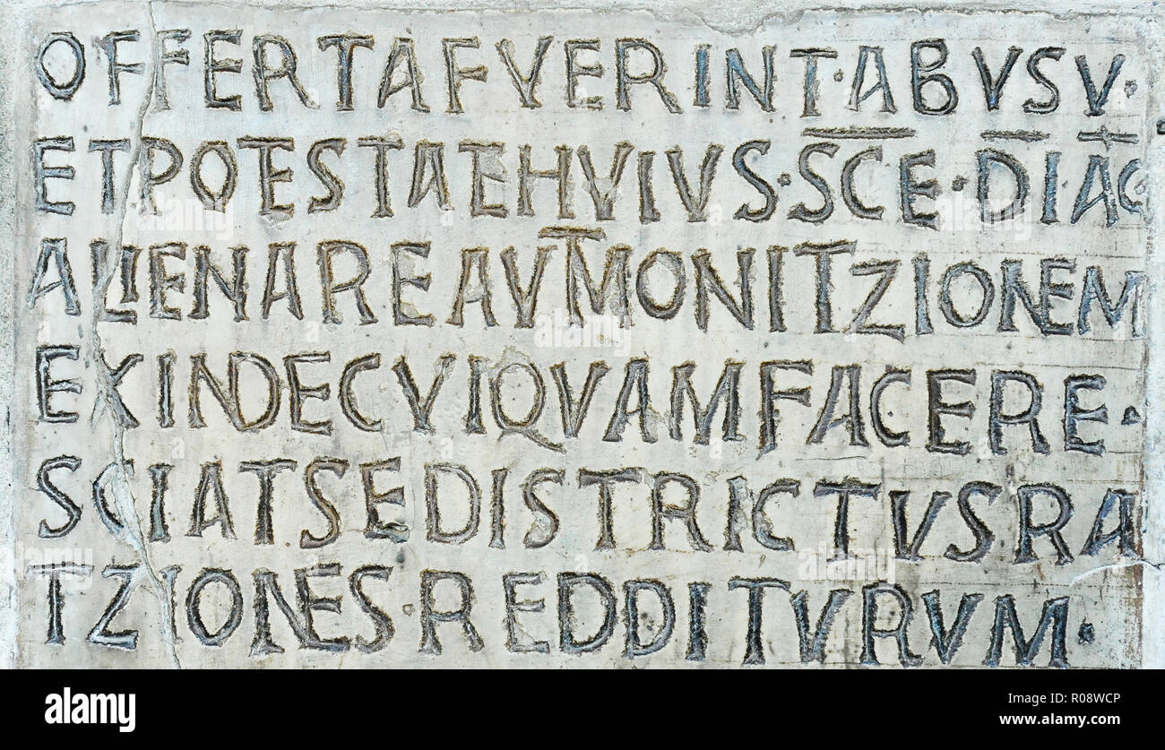 Lateinische Inschrift auf alte Mauer der Kirche Santa Maria in Cosmedin in Rom, Italien Stockfoto
