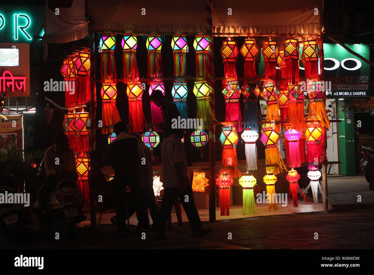 Pune, Indien - November 2018: Indische Leute einkaufen für Traditionelle Laternen für das Diwali-fest in Indien. Stockfoto