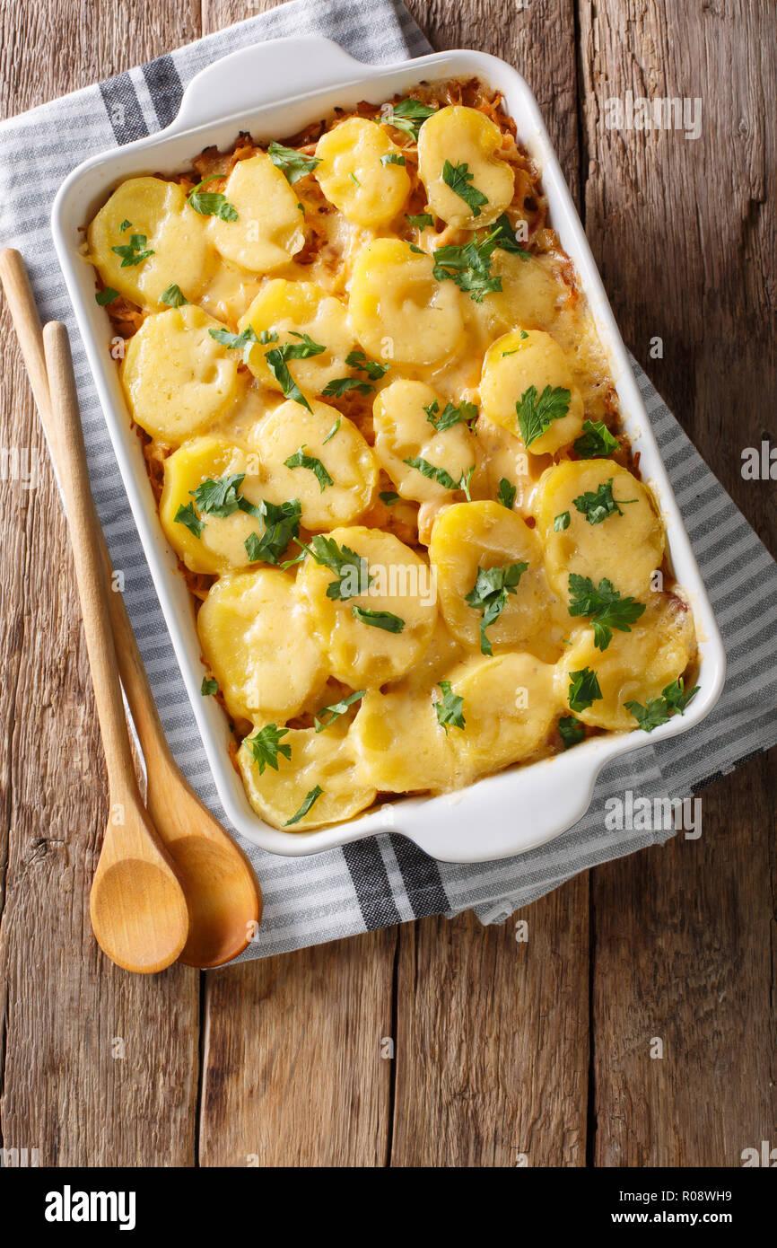 Bayerische sauerkraut Auflauf mit Kartoffeln, Speck und Käse close-up ... Bayerische sauerkraut Auflauf mit Kartoffeln, Speck und Käse close-up ...