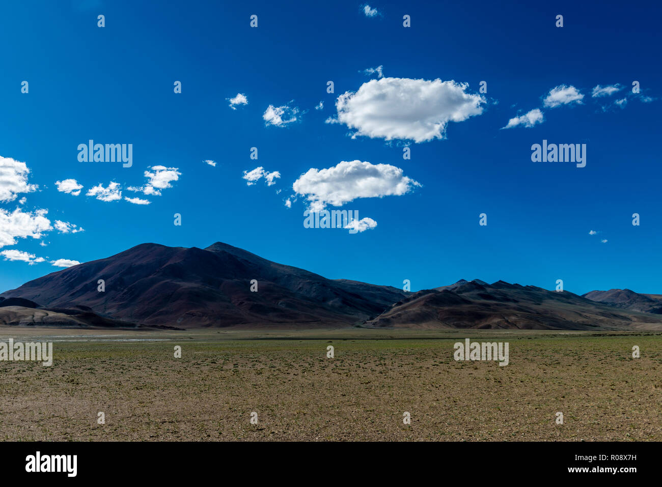 Karge Landschaft mit blauem Himmel und weißen Wolken, auf einer Höhe von 4.600 m über dem Meeresspiegel in der Nähe Changtang Tso Kar befindet. Stockfoto