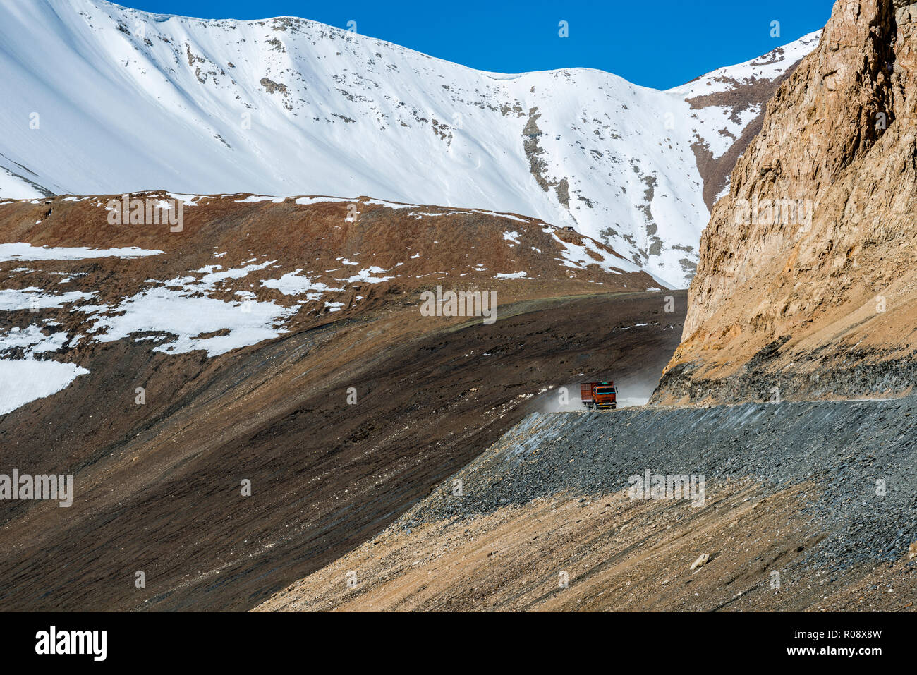 Ein Lkw fahren auf der staubigen Straße bis zum Taglang La (5.325 m), den höchsten Pass auf dem manali-leh Highway Stockfoto