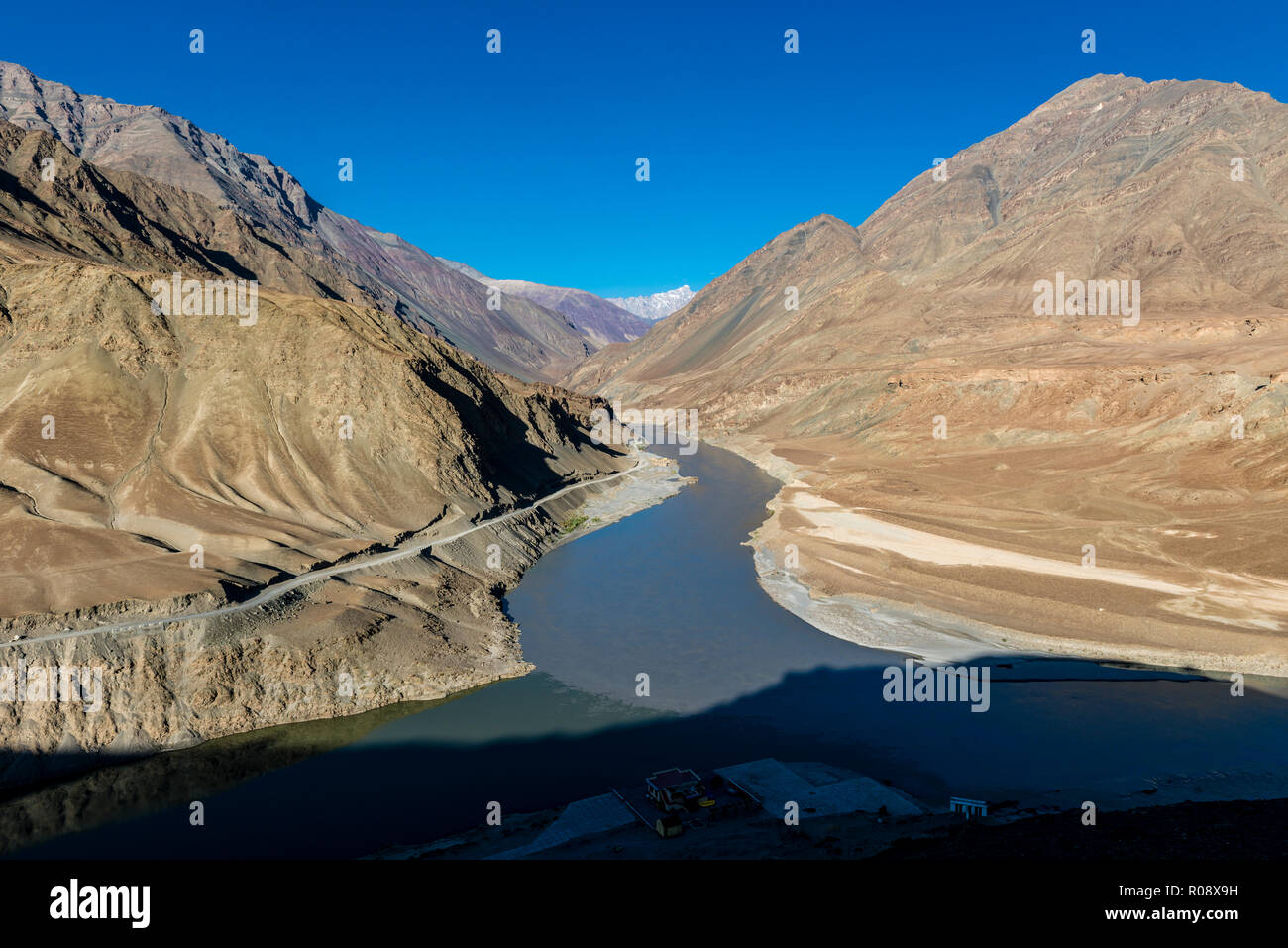 Die Sangam, dem Zusammenfluss der Flüsse Indus und Zanskar, verbindet die beiden Flüsse ein starker Strom zu werden. Stockfoto