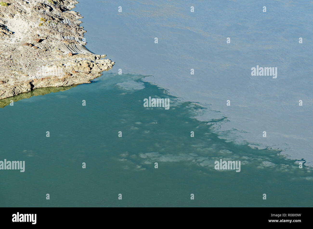 Die Sangam, dem Zusammenfluss der Flüsse Indus und Zanskar, verbindet die beiden Flüsse ein starker Strom zu werden. Stockfoto