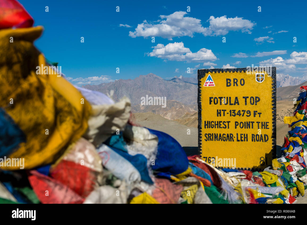 Der Meilenstein am Fotu La top, ein Pass auf einer Höhe von 4.108 m über dem Meeresspiegel auf Srinagar-Leh - Autobahn, umgeben von buddhistische Gebetsfahnen Stockfoto