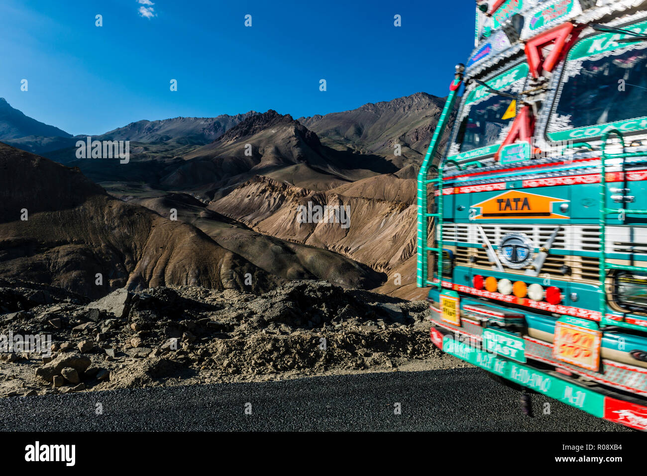 Ein Lkw fahren hinunter nach Lamayuru auf Srinagar-Leh-Highway durch eine karge Landschaft mit blauem Himmel und weißen Wolken, auf einer Höhe von 4.000 entfernt Stockfoto