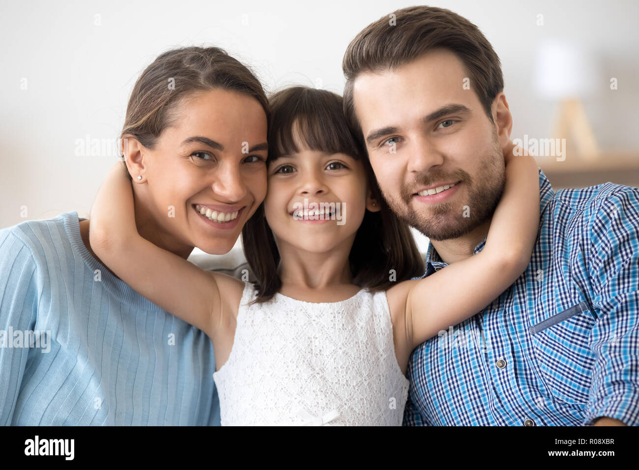 Happy Family Portrait posing bei Camera suchen Stockfoto