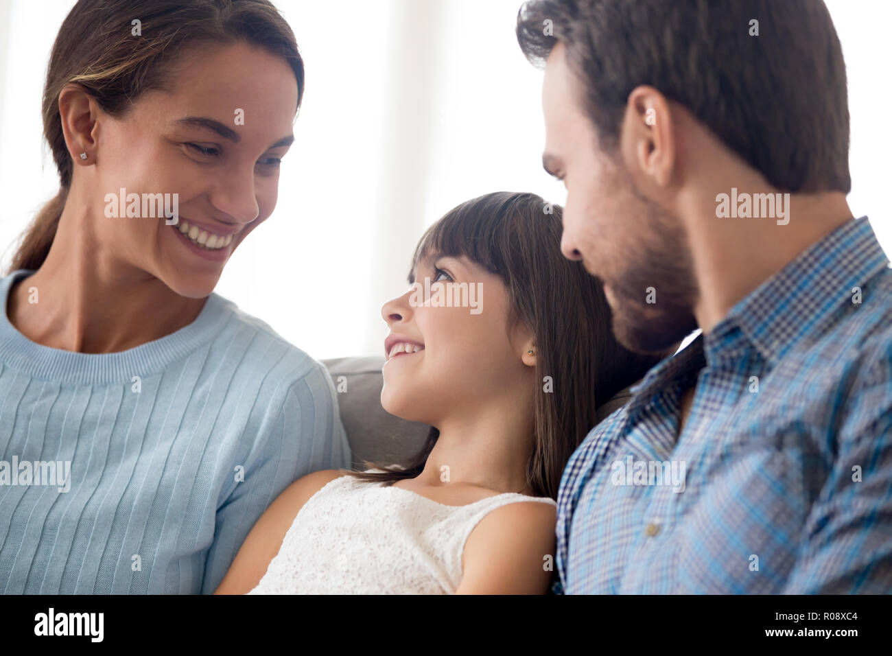 Gerne schöne vielfältige Familie zusammen zu Hause Stockfoto