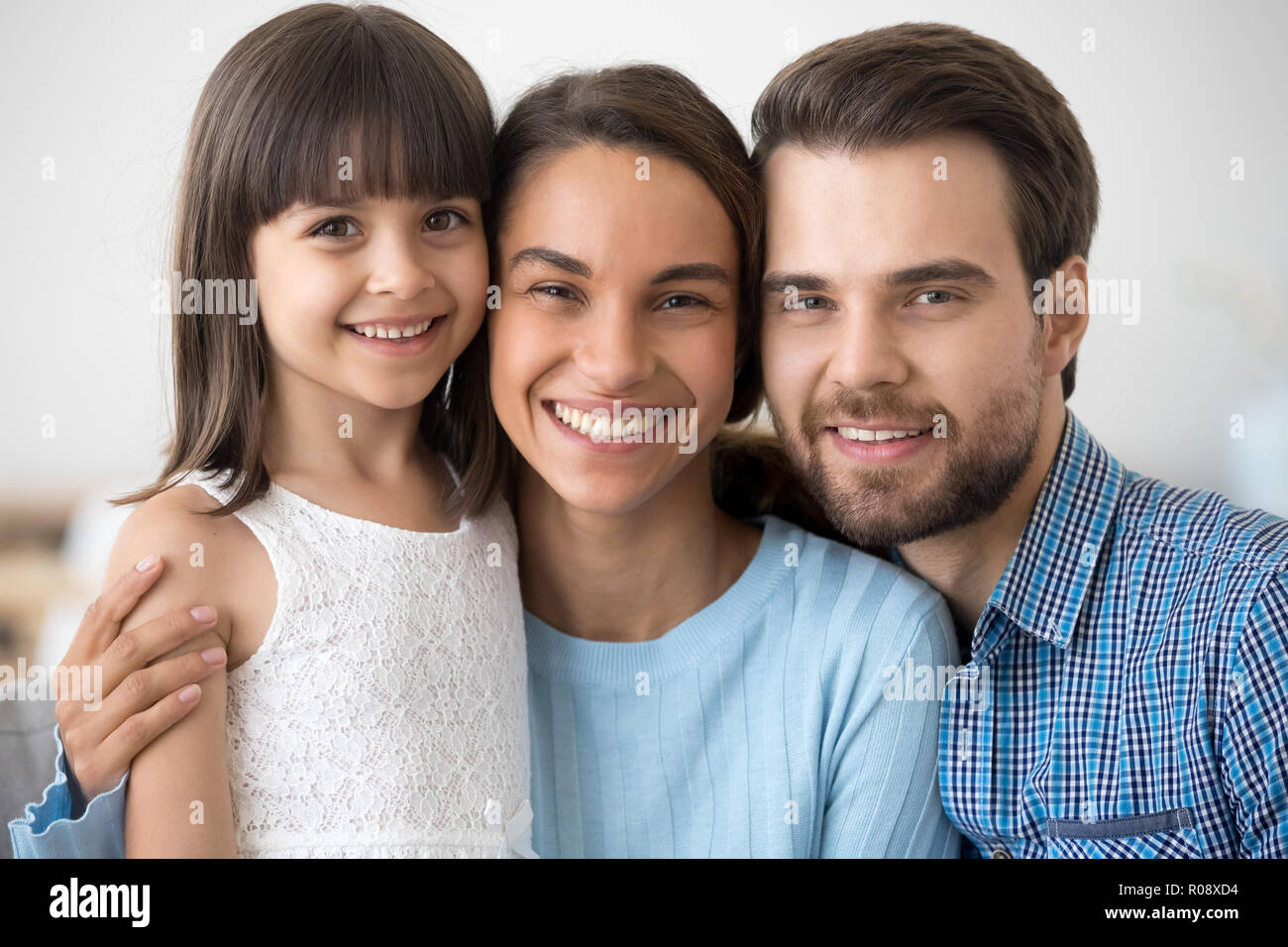 Multirassischen Familie mit kleinen Tochter an der Kamera auf der Suche Stockfoto