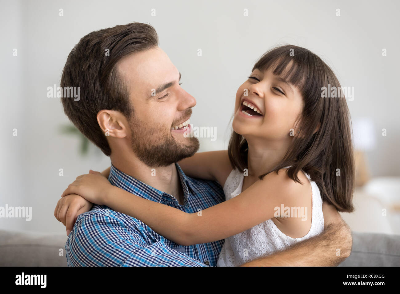 Vater und Tochter haben sie Spaß am Lächeln und Lachen zu Hause Stockfoto