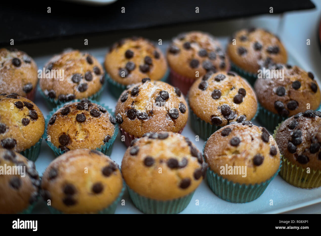 Details zu Schokolade Muffins auf einer Platte Stockfoto