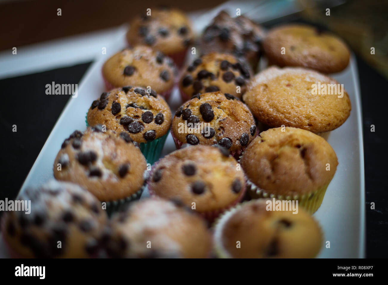 Details zu Schokolade Muffins auf einer Platte Stockfoto