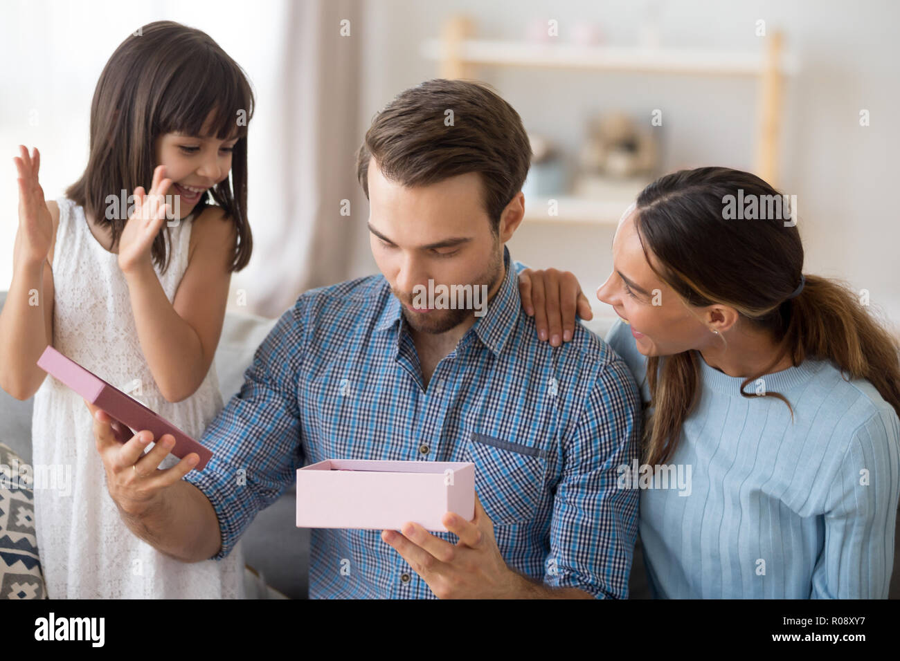 Vielfältige Familie feiern Vatertag zu Hause Stockfoto