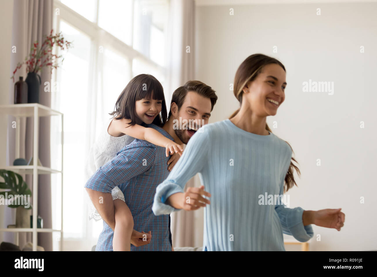 Vielfältige Familie zu Hause in aktives Wochenende spielen Stockfoto
