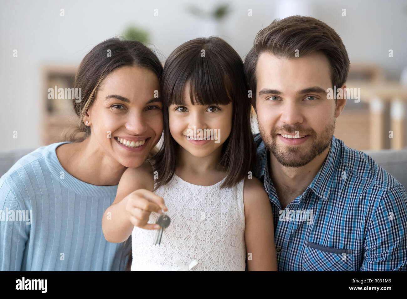 Kleine Tochter holding Keys happy family neues Haus kaufen Stockfoto