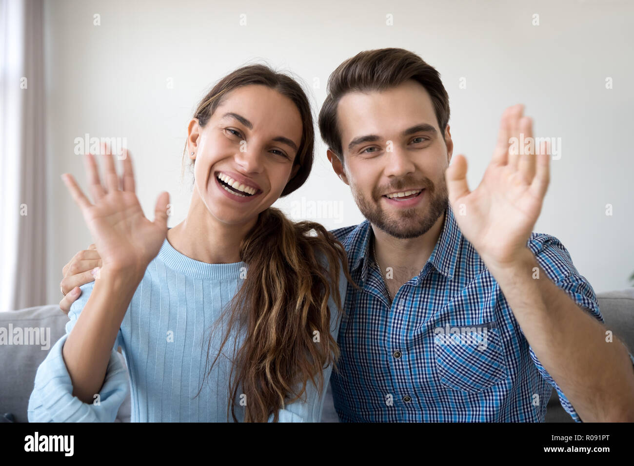 Kopf schoss Frau und Mann winkende Hände an der Kamera auf der Suche Stockfoto