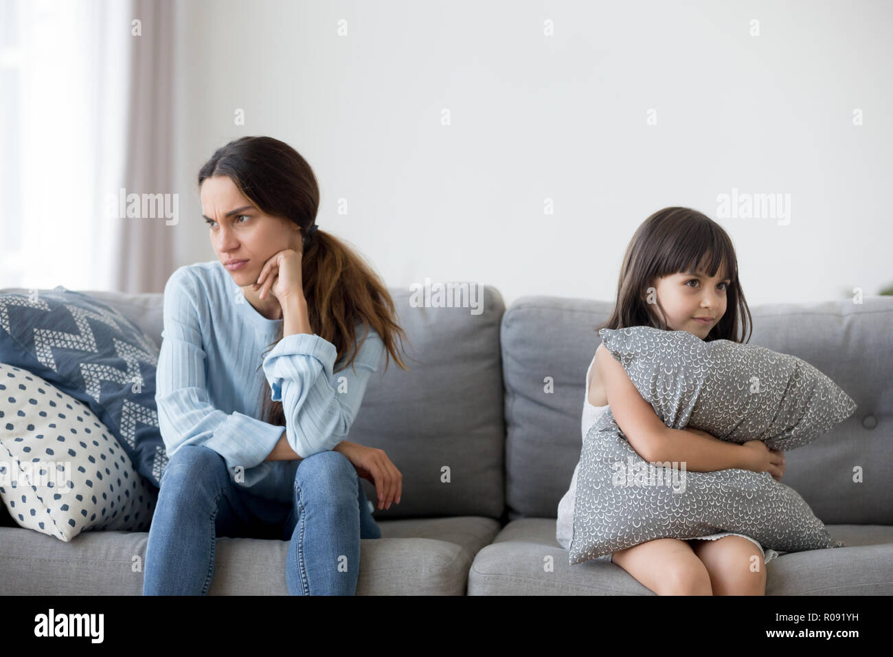 Tochter und Mutter nach Streit sitzen auf der Couch Stockfoto