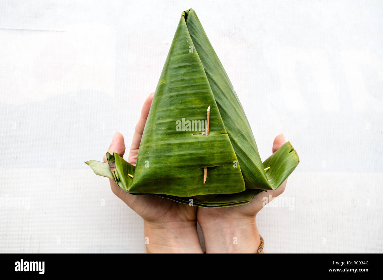 Zwei Hände, die NASI PUYUNG Gericht in Kuta, Lombok Stockfoto