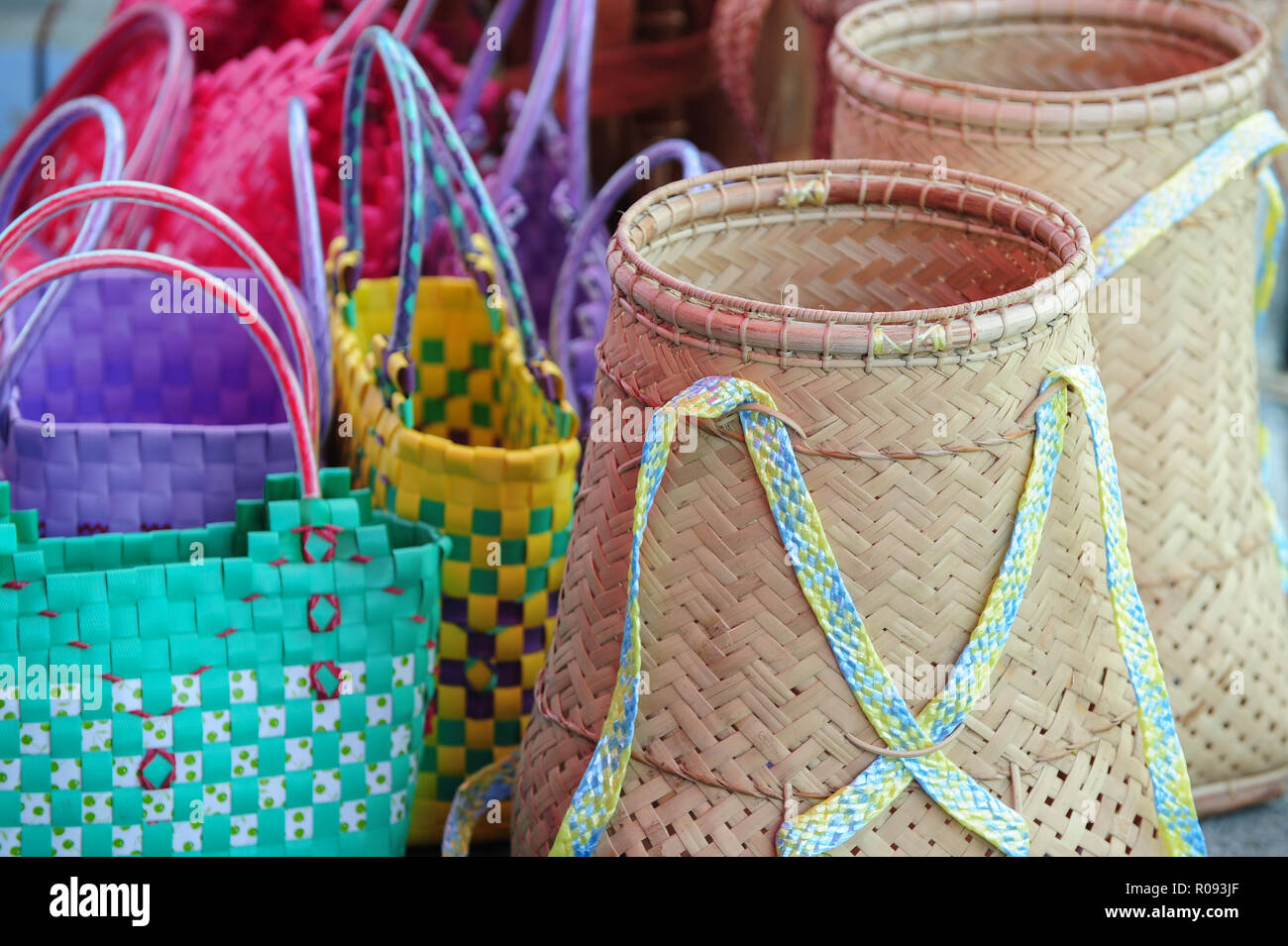 Handwerk des Behälters, souviner, Musik intrument aus Rattan und Bambus in Sabah Malaysia Borneo vorgenommen. Stockfoto