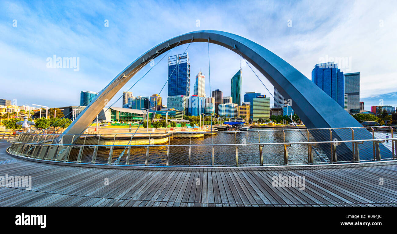 Elizabeth Quay Brücke mit Blick auf Elizabeth Quay und der Stadt Perth. Perth, Australien Stockfoto