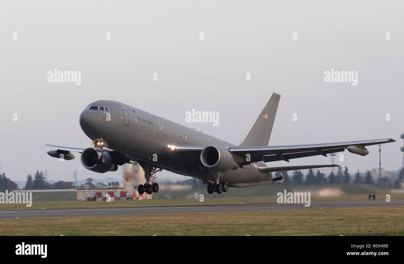 Eine Boeing KC-46A Pegasus startet am Yokota Air Base, Japan, Oktober 25, 2018, während der Evaluierung. Es ist das erste Mal, dass die KC-46A besucht Japan. Der Flug ist eine erste Bewertung der USAF des KC-46A die integrierte Mission system Suite sowie seine Fähigkeit, weltweit Navigation, Kommunikation und Betrieb zu leiten. (U.S. Air Force Foto von Yasuo Osakabe) Stockfoto