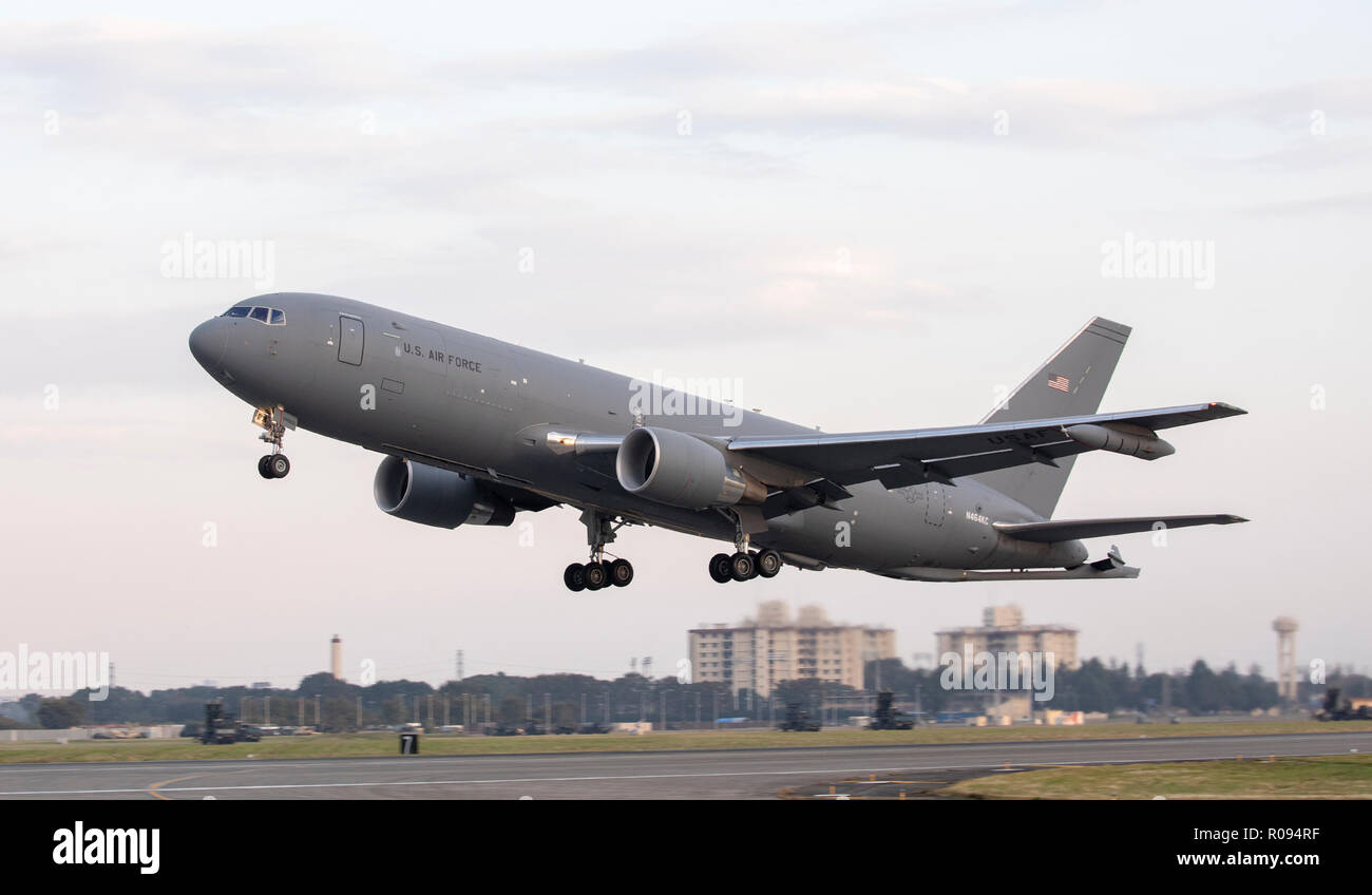 Eine Boeing KC-46A Pegasus startet am Yokota Air Base, Japan, Oktober 25, 2018, während der Evaluierung. Es ist das erste Mal, dass die KC-46A besucht Japan. Der Flug ist eine erste Bewertung der USAF des KC-46A die integrierte Mission system Suite sowie seine Fähigkeit, weltweit Navigation, Kommunikation und Betrieb zu leiten. (U.S. Air Force Foto von Yasuo Osakabe) Stockfoto