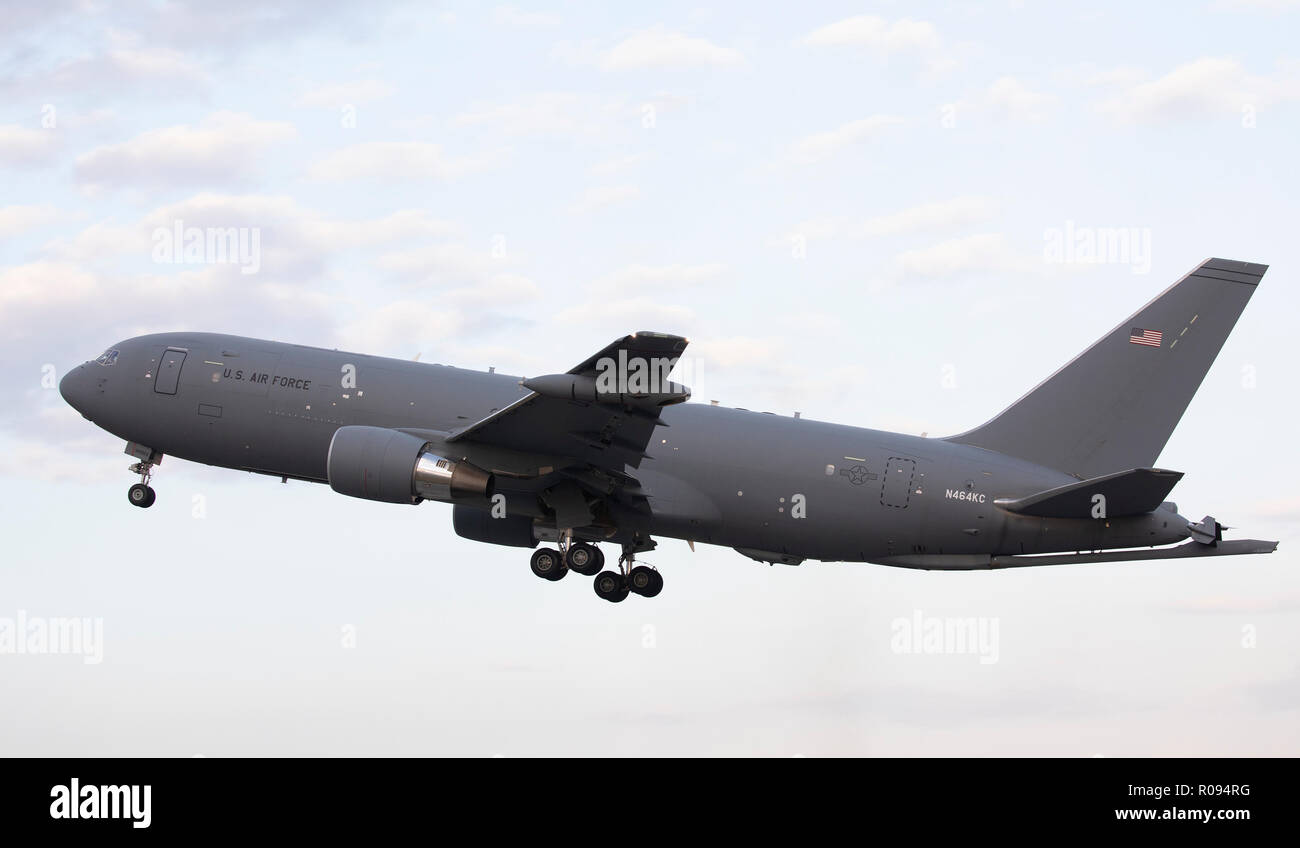 Eine Boeing KC-46A Pegasus startet am Yokota Air Base, Japan, Oktober 25, 2018, während der Evaluierung. Es ist das erste Mal, dass die KC-46A besucht Japan. Der Flug ist eine erste Bewertung der USAF des KC-46A die integrierte Mission system Suite sowie seine Fähigkeit, weltweit Navigation, Kommunikation und Betrieb zu leiten. (U.S. Air Force Foto von Yasuo Osakabe) Stockfoto