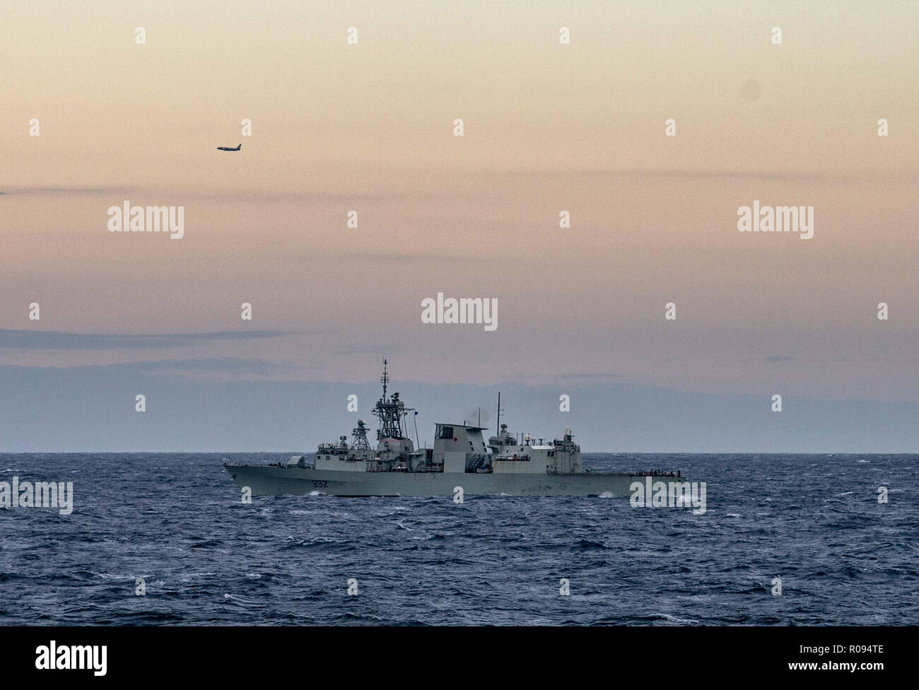 Norwegen, vom 31. Oktober 2018. GEN. SNMG 2 SCHIFFE ESCORT AMPHIBIOUS TASK GROUP. HMCS VILLE DE QUEBEC US MPA P8 für CASEX. Trident Punkt 18 soll sicherstellen, dass die NATO-Streitkräfte geschult sind, in der Lage, zusammen zu arbeiten und bereit, jede Bedrohung aus jeder Richtung zu reagieren. Trident Zeitpunkt 18 erfolgt in Norwegen und die umliegenden Gebiete des Nordatlantiks und der Ostsee, einschließlich Island und des Luftraums, in Finnland und in Schweden. Mit rund 50.000 Teilnehmer aus 31 Nationen, Trident Zeitpunkt 2018 ist eine der größten Übungen der NATO in den letzten Jahren. Mehr als 250 Flugzeuge, 65 Schiffe und 10, Stockfoto