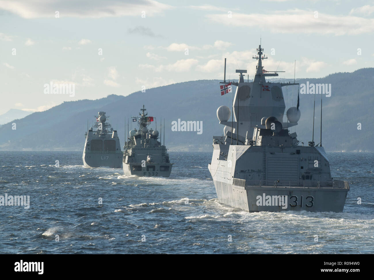 Her Majesty's Canadian Ship (Hmcs) VILLE DE QUÉBEC folgt Seiner Majestät Schiff Norweger HELGE INGSTAD, Portugiesisch Marineschiff CORTE-REAL, und Ihre dänischen Majestät Schiff Esbern Snare in Trondheim Fjord während der Übung TRIDENT ZEITPUNKT am 30. Oktober 2018. (Foto von Master Corporal Andre Maillet) Stockfoto