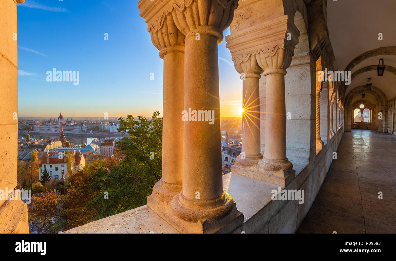 Budapest, Ungarn - Luftbild Panoramablick auf die Skyline bei Sonnenaufgang von Buda Bezirk mit dem Parlament Ungarns im Hintergrund Stockfoto