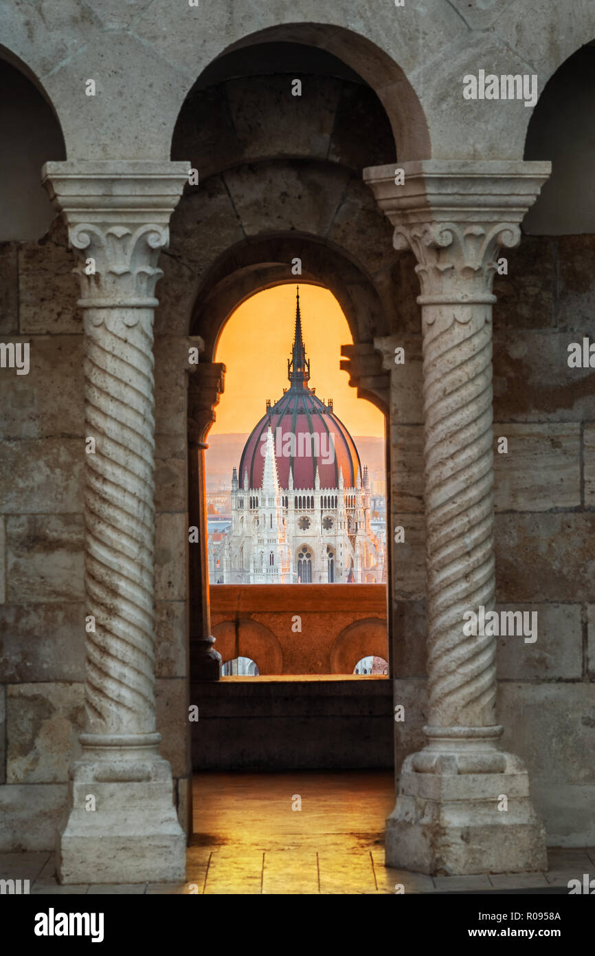 Budapest, Ungarn - goldener Sonnenaufgang im ungarischen Parlament sehen durch eine mittelalterliche Balkon mit Bogen und gotischen Säulen Stockfoto