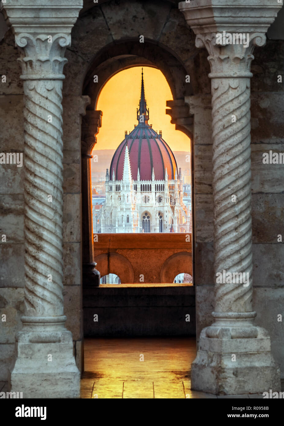 Budapest, Ungarn - goldener Sonnenaufgang im ungarischen Parlament sehen durch eine mittelalterliche Balkon mit Bogen und gotischen Säulen Stockfoto