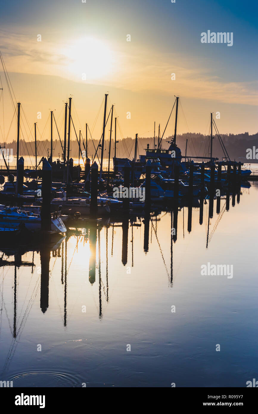 Morgen Sonnenaufgang Hafen mit Hazy gefiltertes Licht und Schatten Stockfoto