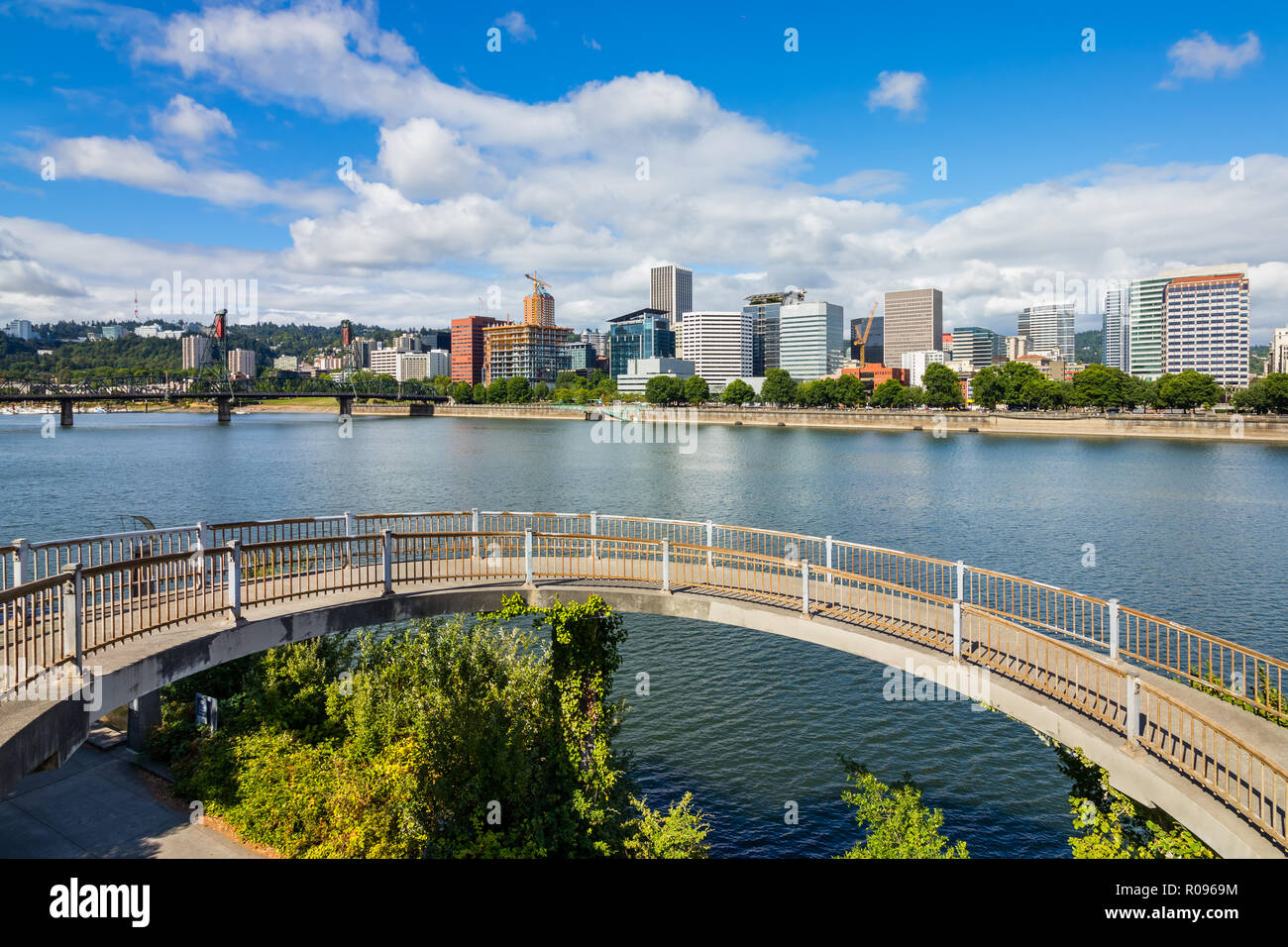 Wolkenkratzer in der Innenstadt von Portland Oregon neben einem Fluss Willamette Stockfoto