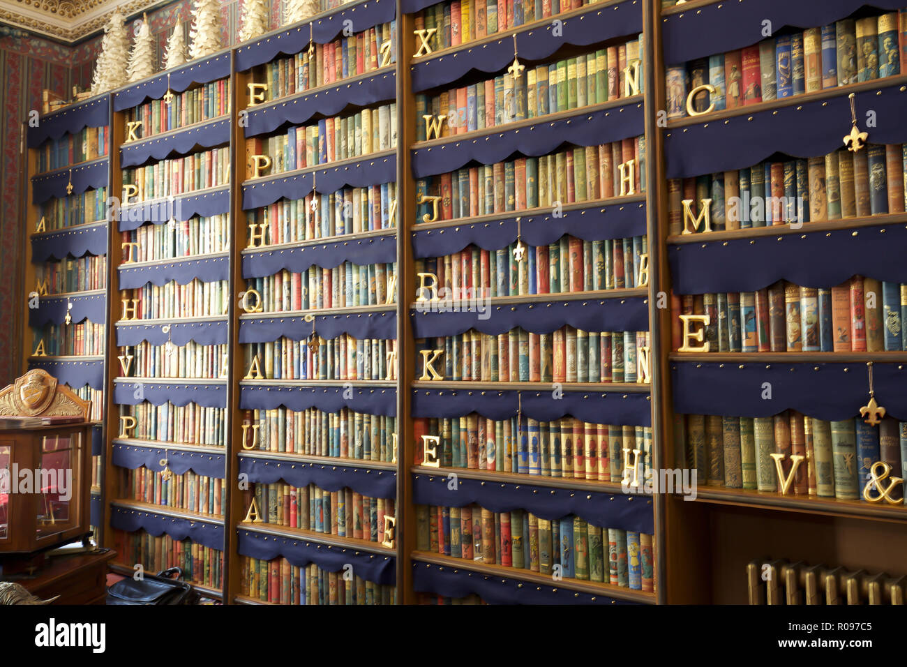 Buchen Sie Sammler Regale voller Bücher in der Halle bei studyThe  Abbey-Cwm-Hir Stockfotografie - Alamy