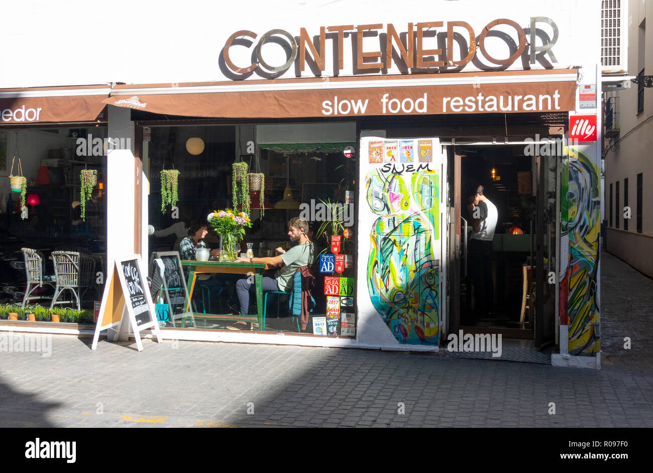 Ein Paar in einem späten Mittagessen in Contenedor Slow food Restaurant in Sevilla, Spanien Stockfoto