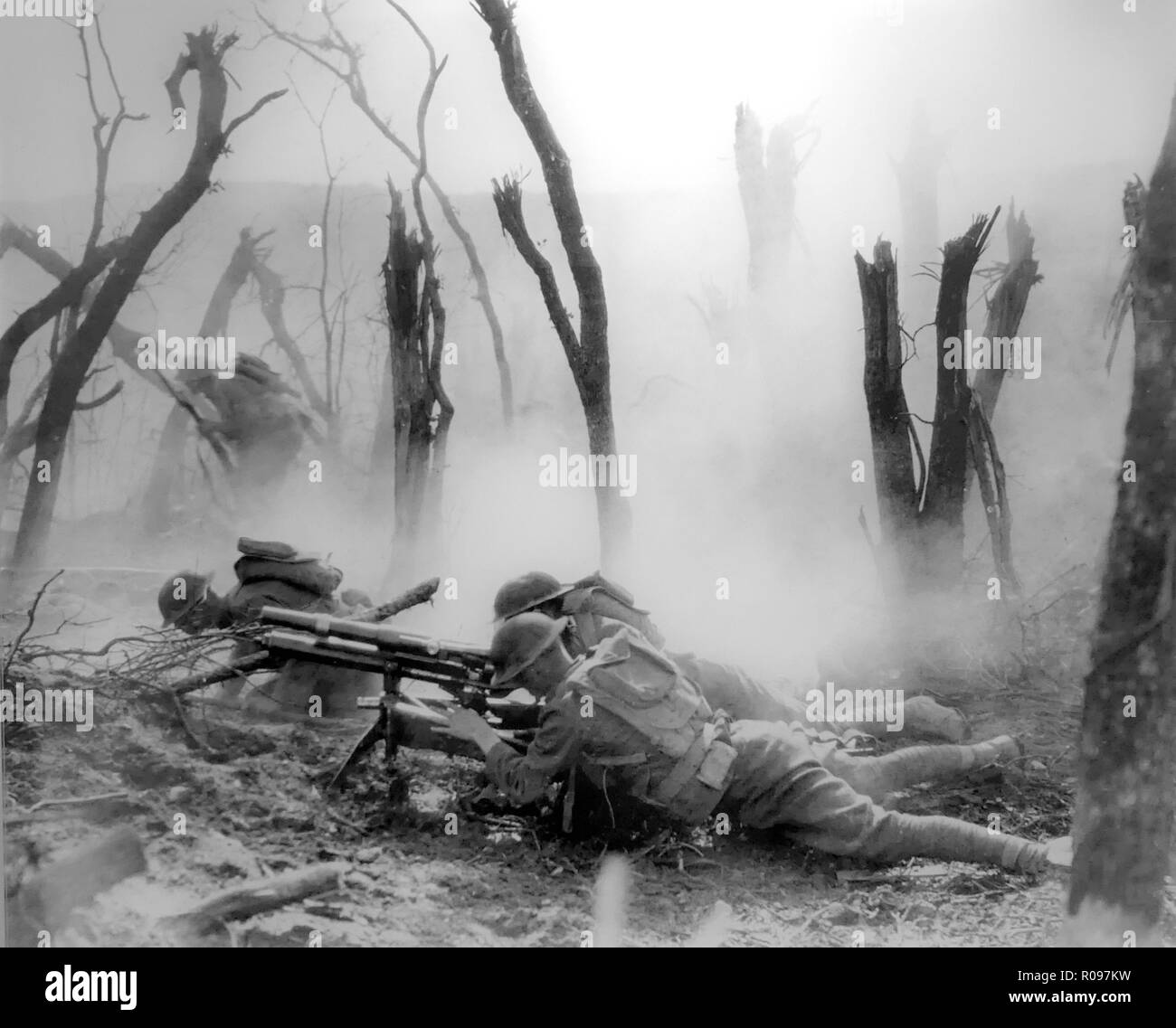 Ersten Weltkrieg Gun Crew aus dem Amerikanischen Regimental Konzernzentrale, 23 Infanterie, feuern ein Stativ montiert M1916 37-mm-Kanone gegen Deutsche festgefahrenen Standpunkten in Belleau Wood, Frankreich, 1918 Stockfoto