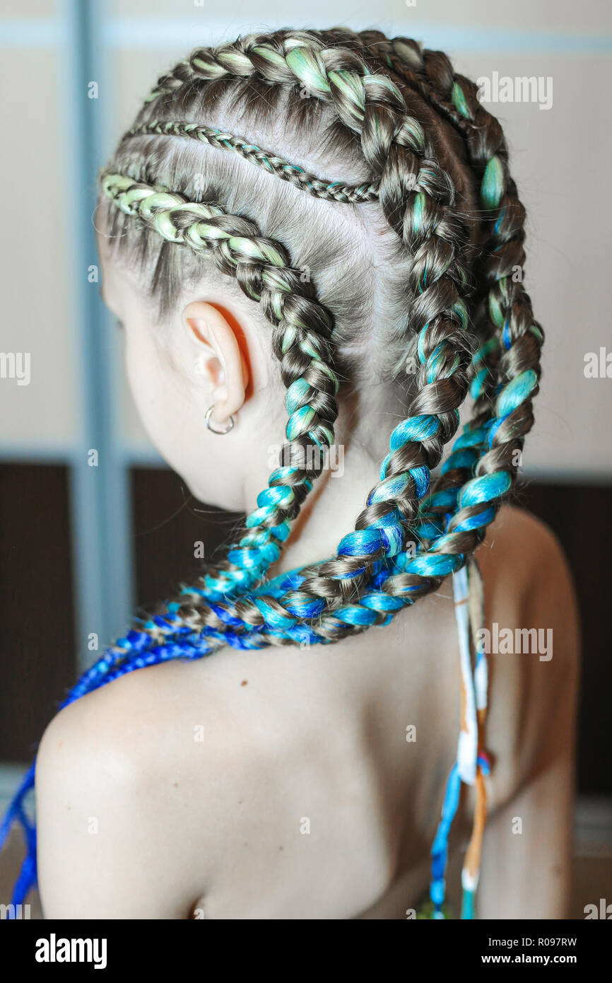 Flechten Auf Dem Kind Blaue Haare Madchen Ein Wenig Stockfotografie Alamy