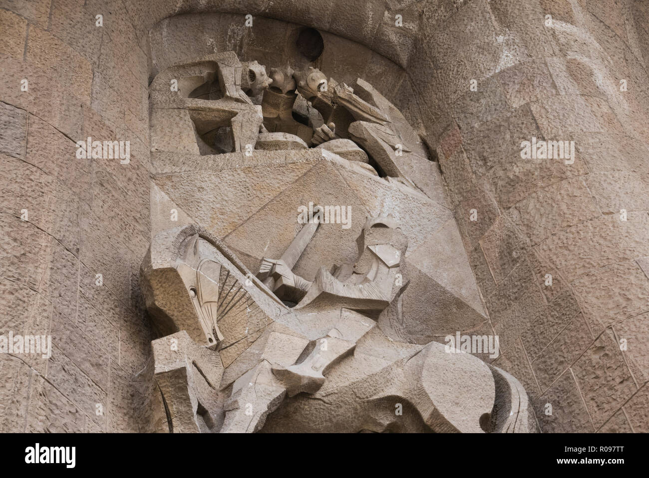 Die Skulptur eines römischen Soldaten zu Pferd an der Außenwand der Sagrada Familia, Barcelona, Spanien Stockfoto