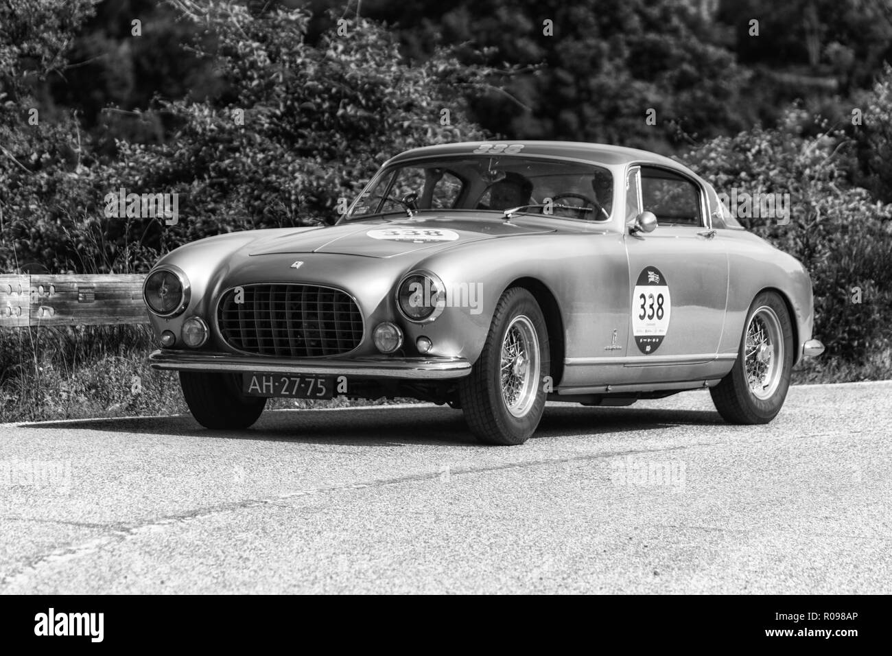 PESARO COLLE SAN BARTOLO, Italien, 17. Mai - 2018: FERRARI 250 GT EUROPA 1954 auf einem alten Rennwagen Rallye Mille Miglia 2018 die berühmten italienischen histo Stockfoto