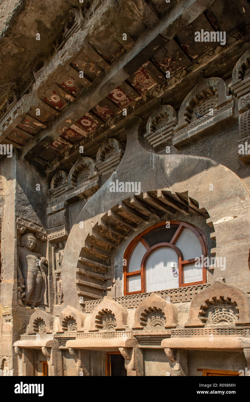 Fassade in Ajanta Höhlen, in der Nähe von Aurangabad, Maharashtra, Indien in die Höhle 9. Stockfoto