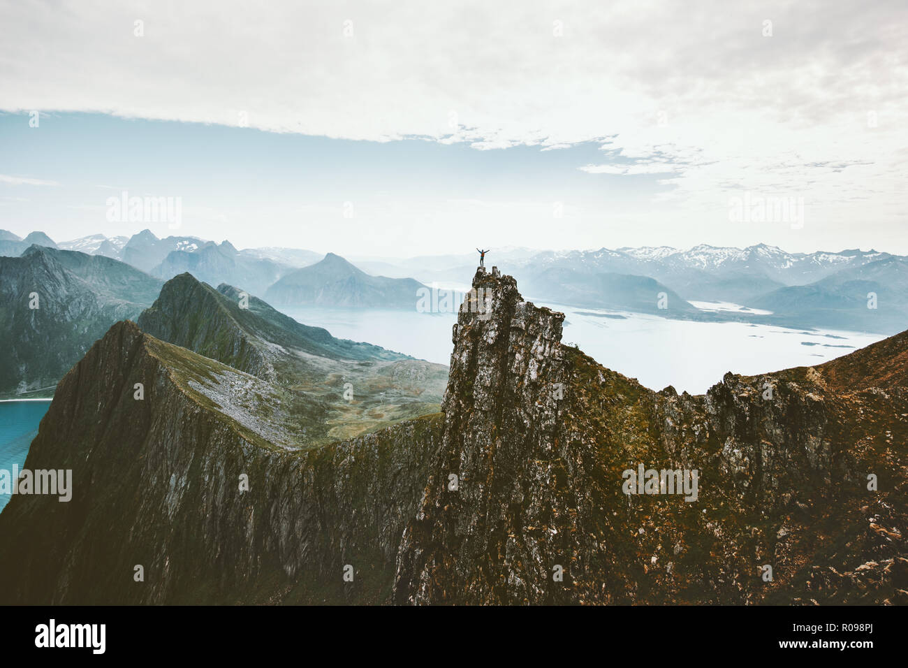 Norwegen Bergsteigen reisen Mann stand auf einer Klippe Berg über dem Fjord Abenteuer Klettern extreme lifestyle Reise Urlaub Luftbild landsca Stockfoto