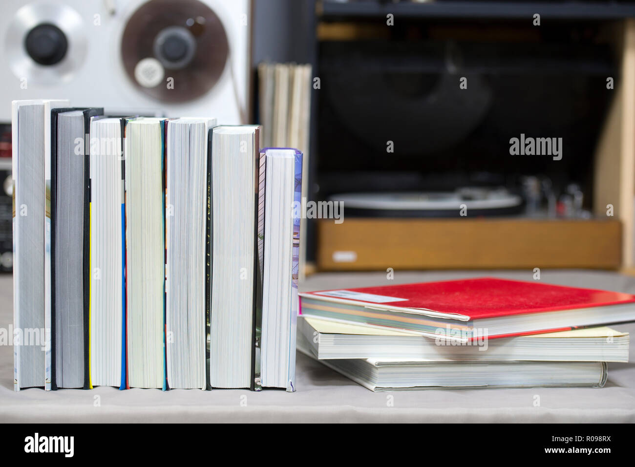 Buch, Stapel von gebundene Bücher auf dem Tisch. Ansicht von oben. Stockfoto