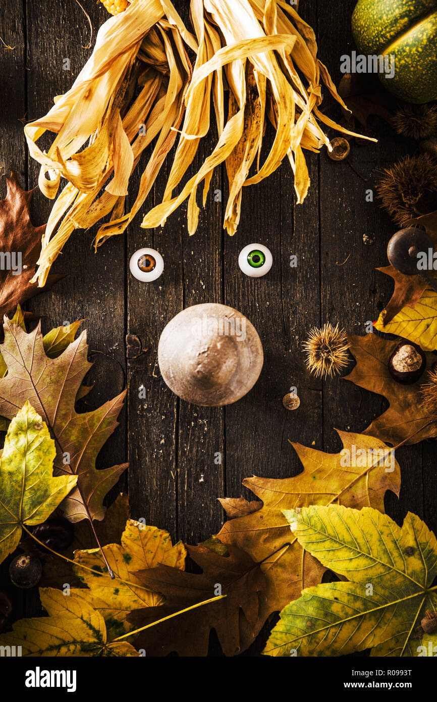 Thanksgiving Dinner. Herbst Obst mit Gesicht ab Herbst Obst. Thanksgiving Herbst Hintergrund Stockfoto