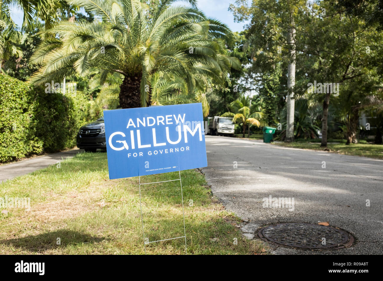 Miami, Florida, USA. 2. Nov 2018. Ein Zeichen für Demokrat Andrew Gillum für Gouverneur von Florida in einem Wohnquartier in Miami, Florida, USA. Gillum, der Florida wäre erste afroamerikanische Gouverneur geworden, läuft gegen Ron DeSantis. Florida ist ein wichtiger Swing- und das Rennen zwischen einem progressiven Demokraten und einem Trumpf - billigte Republikanische historischen werden könnte. Credit: WorldPix/Alamy leben Nachrichten Stockfoto