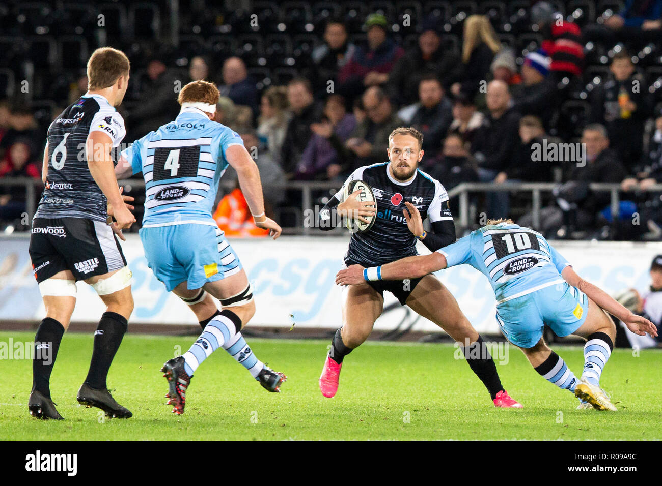 Swansea, Großbritannien. 02 Nov, 2018. Liberty Stadium, Swansea, Wales, UK. Freitag, 2. November 2018. Im Guinness Pro 14 Rugby-Spiel zwischen Fischadler und Glasgow Warriors. Credit: gruffydd Thomas/Alamy Live News Credit: gruffydd Thomas/Alamy leben Nachrichten Stockfoto