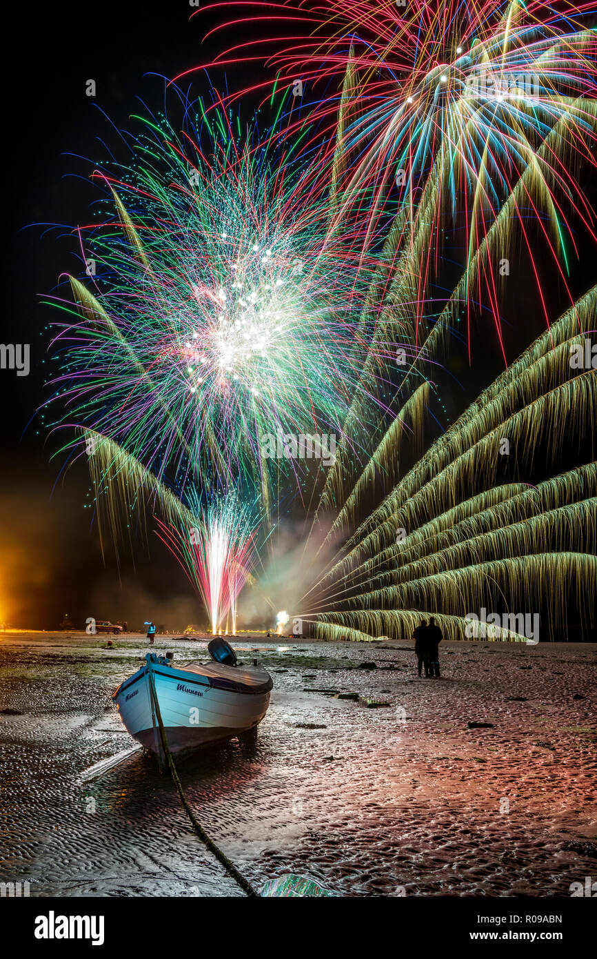 Appledore, Devon. 2. Nov 2018. Großbritannien nach einem milden Herbst Tag, bei Ebbe auf dem torridge Mündung, der Abend war perfekt für die jährliche Appledore Feuerwerk, das große Volksmengen von um North Devon. Credit: Terry Mathews/Alamy leben Nachrichten Stockfoto