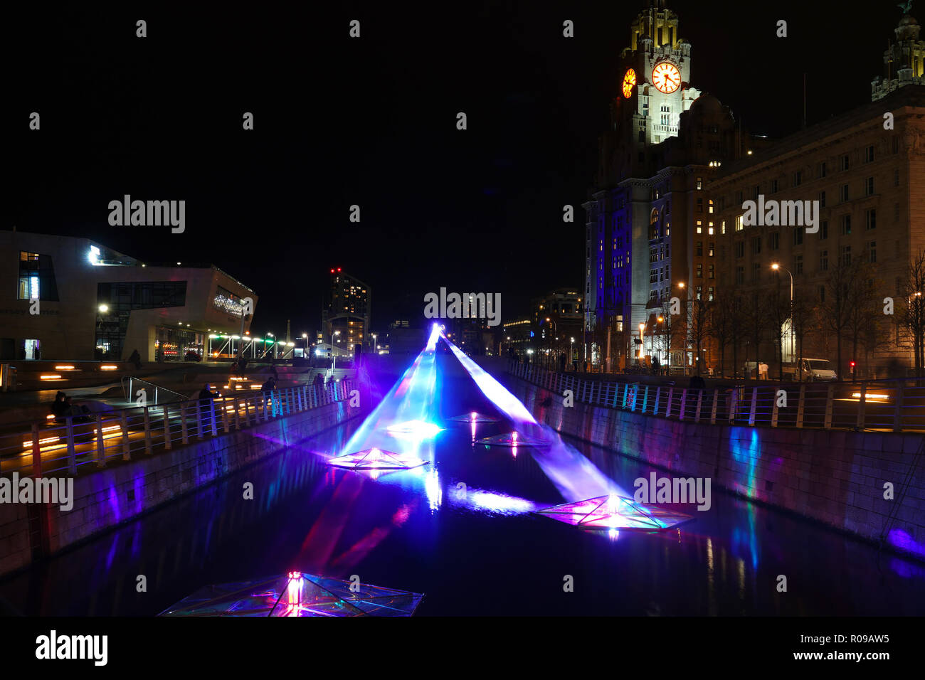 Liverpool, Großbritannien. 2. November 2018. Den Fluss des Lichts" die Elemente "Pool von Spiegeln auf Liverpool Waterfront 2018. Credit: Ken Biggs/Alamy Leben Nachrichten. Stockfoto