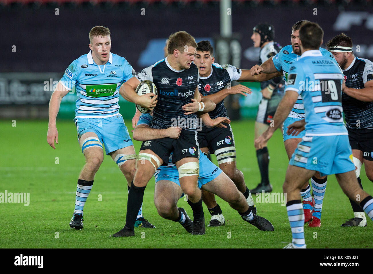 Swansea, Großbritannien. 02 Nov, 2018. Liberty Stadium, Swansea, Wales, UK. Freitag, 2. November 2018. Fischadler flanker Olly Cracknell läuft mit dem Ball in die Guinness Pro 14 Rugby-Spiel zwischen Fischadler und Glasgow Warriors. Credit: gruffydd Thomas/Alamy leben Nachrichten Stockfoto